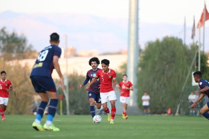 Marselino Ferdinan sedang menguasai bola di pertandingan uji coba antara Timnas U-20 Indonesia vs Al-Adalah FC, Minggu (13/11/2022).