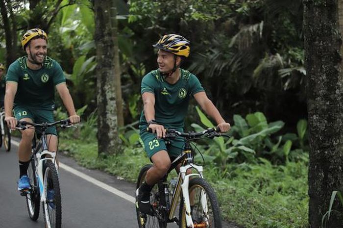 Skuad PSS Sleman melakukan refresing dengan bersepeda bersama.