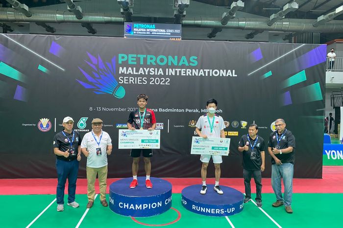 Pebulu tangkis tunggal putra Indonesia, Syabda Perkasa Belawa (kiri) meraih gelar juara di ajang Malaysia International Series 2022, Minggu (13/11/2022)