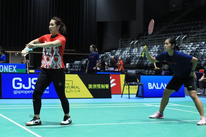 Pemain ganda putri Indonesia, Ribka Sugiarto/Lanny Tria Mayasari pada saat mencoba lapangan yang digunakan pada ajang Australia Open 2022, Senin (14/11/2022)