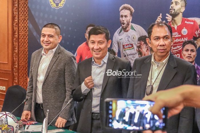 (Dari kiri ke kanan) Munafri Arifuddin, Ferry Paulus, dan Juni Rachman sedang berfoto bersama saat jumpa pers pers PT LIB (Liga Indonesia Baru) di Hotel Sultan, Senayan, Jakarta, 15 November 2022.