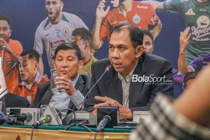 Komisaris Utama PT LIB (Liga Indonesia Baru), Juni Rachman (kanan), saat memberikan keterangan kepada awak media di Hotel Sultan, Senayan, Jakarta, 15 November 2022.