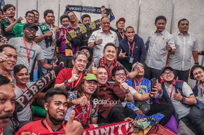 Ketua Umum PSSI, Mochamad Iriawan, sedang berfoto bersama dengan sejumlah suporter Liga Indonesia di Hotel Aston Kartika, Grogol, Jakarta Barat, 16 November 2022.