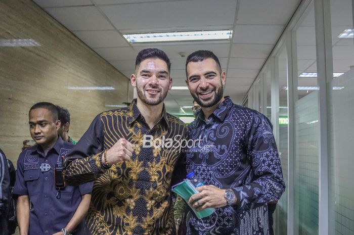 Dua calon pemain naturalisasi timnas Indonesia, Sandy Walsh (kiri) dan Jordi Amat (kanan), saat tiba di Ditjen AHU (Administrasi Hukum Umum), Kuningan, Jakarta, 17 November 2022.