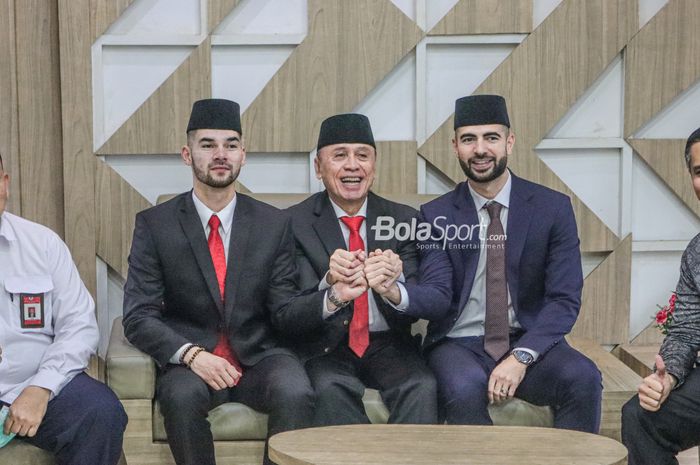 Ketua Umum PSSI, Mochamad Iriawan (tengah), sedang berfoto bersama dengan Sandy Walsh (kiri) dan Jordi Amat (kanan) yang akan menjalani proses pengambilan sumpah di Kantor Kementerian Hukum dan HAM, Cawang, Jakarta, 17 November 2022.