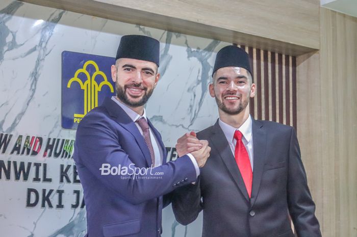 Jordi Amat (kiri) dan Sandy Walsh (kanan) sedang berfoto bersama di Kantor Wilayah Kemenkumham, Cawang, Jakarta, 17 November 2022.