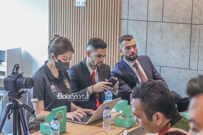 Sandy Walsh (tengah) dan Jordi Amat (kanan) tampak sedang bikin Kartu Tanda Penduduk di Kantor Dukcapil Pasar Minggu, Jakarta, 17 November 2022.