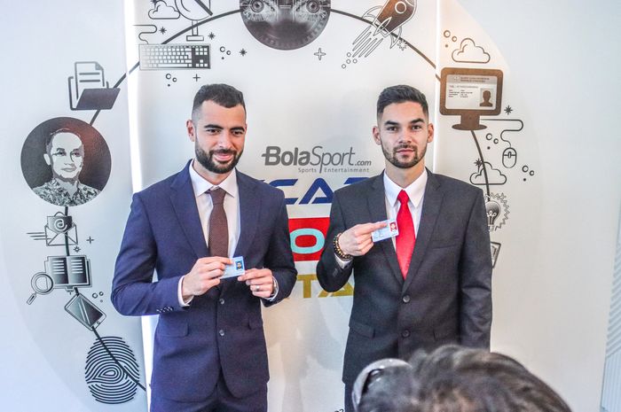 Sandy Walsh (kanan) dan Jordi Amat (kiri) tampak menunjukkan Kartu Tanda Penduduk di Kantor Dukcapil Pasar Minggu, Jakarta, 17 November 2022.