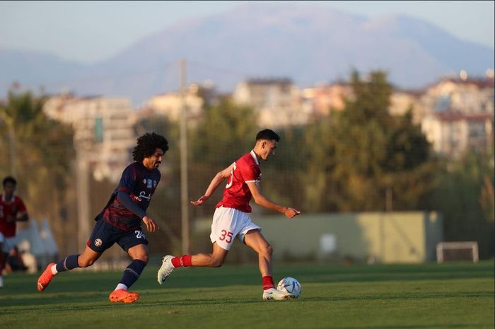 Pemain timnas U-20 Indonesia, Ivar Jenner, saat menjalani laga uji coba di Turki.