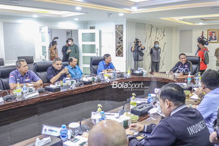 (Dari kiri ke kanan) Sudjarno, Munafri Arifuddin, Juni Rachman, Ferry Paulus, dan Zainudin Amali di Kantor Kemenpora, Senayan, Jakarta, 18 November 2022.