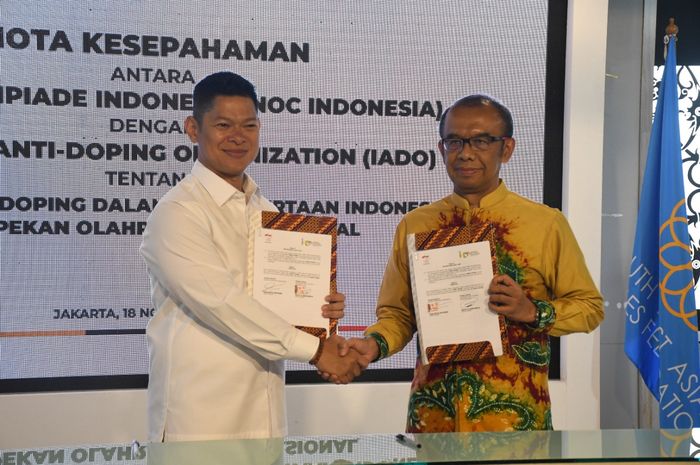 Ketua NOC Indonesia, Raja Sapta Oktohari, saat menandatangani nota kesepahaman bersama Ketua IADO, Gatot S. Dewa Broto di kantor NOC Indonesia, Senayan, Jakarta, Jumat (18/11/2022)