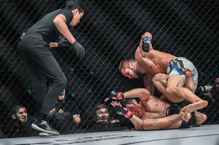 Saygid Izagakhmaev mengalahkan Shinya Aoki di ONE 163, Sabtu (19/11/2022) di Singapura.