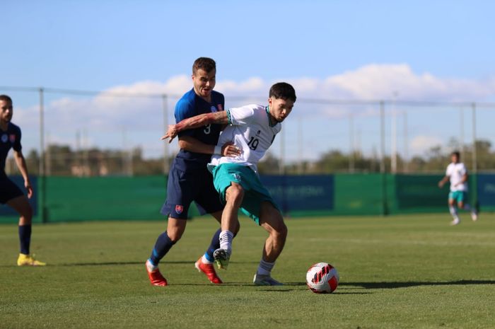 Aksi Zico Soree saat timnas U-20 Indonesia kalah 1-2 dari Slovakia dalam laga lanjutan Costa Calida Region de Murcia Football Week di Pinatar Arena, Spanyol, Sabtu (19/11/2022).