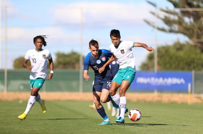 Aksi Doni Tri Pamungkas di timnas U-20 Indonesia saat tumbang 1-2 dari Slovakia, dalam laga lanjutan Costa Calida Region de Murcia Football Week di Pinatar Arena, Spanyol, Sabtu (19/11/2022). 