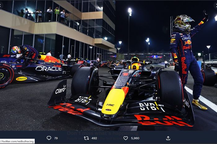 Tim Red Bull Racing mengunci posisi start 1-2 melalui Max Verstappen dan Sergio Perez pada kualifikasi GP Abu Dhabi di Sirkuit Yas Marina, Uni Emirat Arab, 19 November 2022.