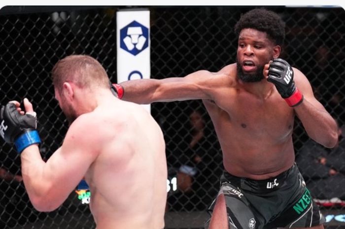 Laga pengganti partai utama UFC Vegas 65 menampilan pertarungan antara Kennedy Nzechukwu (kanan) melawan Ion Cutelaba di UFC Apex, Las Vegas, Amerika Serikat, Minggu (20/11/2022).