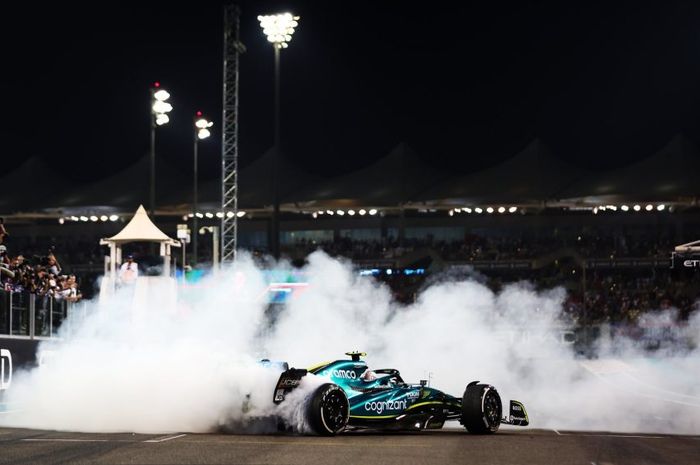 Aksi pembalap tim Aston Martin Aramco Cognizant F1, Sebastian Vettel pada balapan perpisahannya di GP Abu Dhabi, Minggu (20/11/2022)