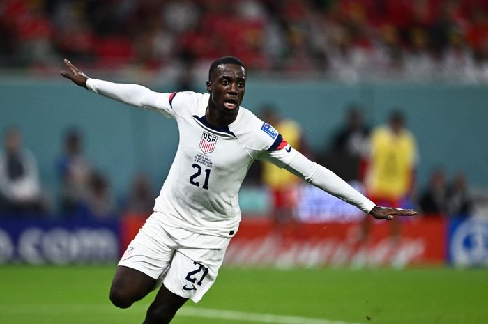 Timothy Weah, putra legenda AC Milan George Weah, merayakan gol dalam laga timnas AS vs Wales pada Grup B Piala Dunia 2022 di Ahmad bin Ali Stadium, Al Rayyan (21/11/2022).