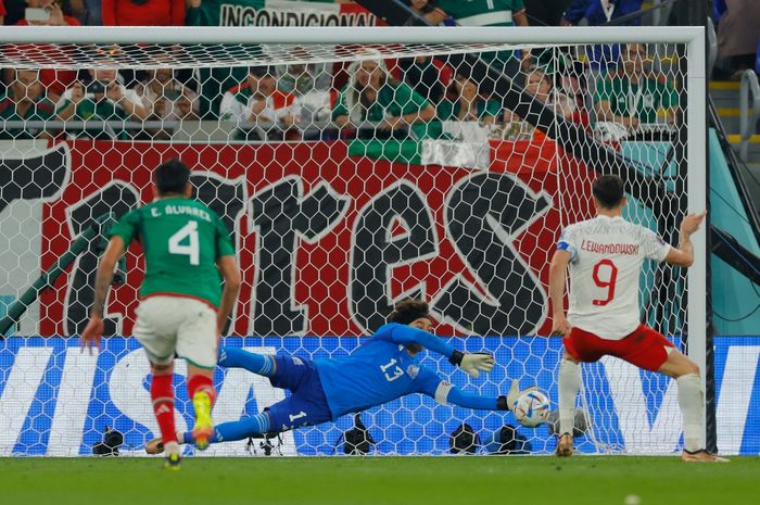 Kiper Meksiko, Guillermo Ochoa, menggagalkan penalti penyerang Polandia, Robert Lewandowski, pada matchday 1 Grup C Piala Dunia 2022 di Stadion 974, Doha, Qatar, Selasa (22/11/2022)