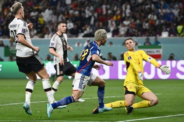 Pemain Jepang, Takuma Asano, menjebol gawang Jerman dalam laga penyisihan grup Piala Dunia 2022.