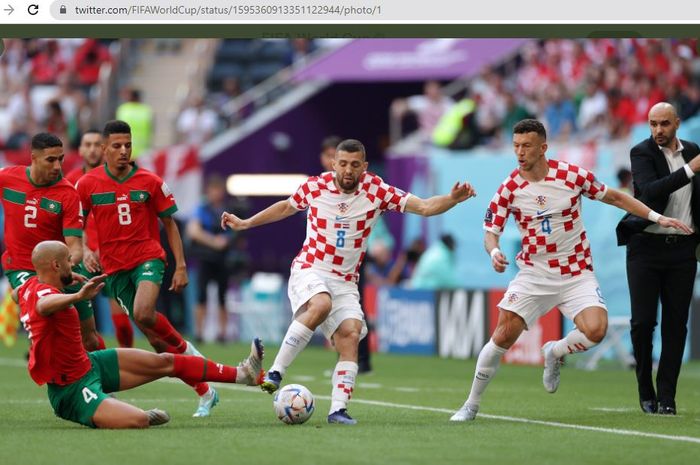 Gelandang timnas Kroasia, Mateo Kovacic (8) dan Ivan Perisic (4), berduel dengan pemain Maroko pada laga fase grup F Piala Dunia di Stadion Al Bayt, Rabu (23/11/2022).