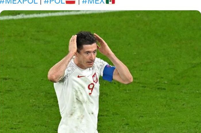 Ekspresi kapten Timnas Polandia, Robert Lewandowski, usai gagal mengeksekusi tendangan penalti melawan Timnas Meksiko di laga Grup C Piala Dunia 2022, Rabu (23/11/2022) dini hari WIB.