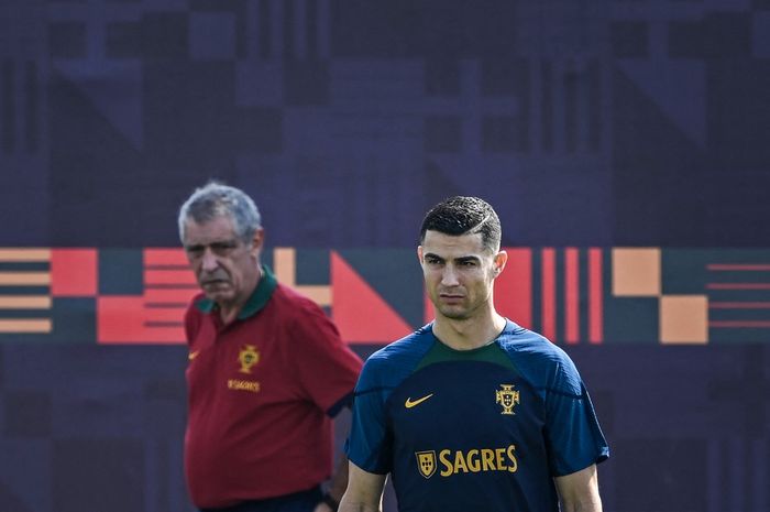 Cristiano Ronaldo diawasi Fernando Santos dalam sesi latihan di Al Samriya (20/11/2022), jelang laga timnas Portugal vs Ghana di Piala Dunia 2022.