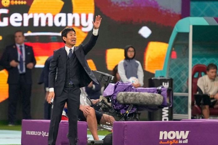 Pelatih timnas Jepang, Hajime Moriyasu, saat memberikan arahan  dalam partai perdana Grup E Piala Dunia 2022 melawn timnas Jerman, Rabu (23/11/2022).