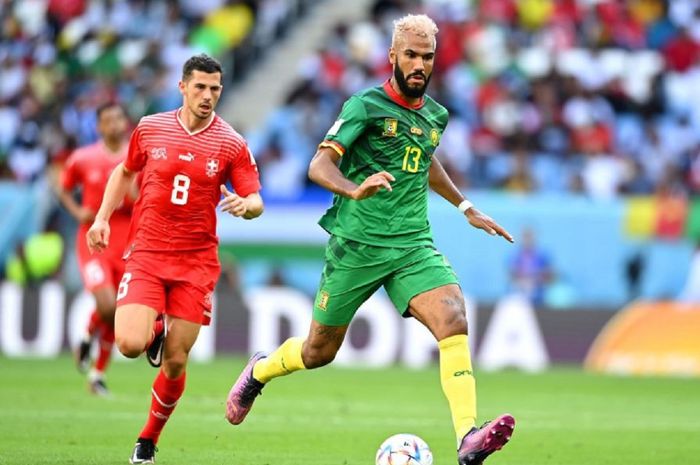 Striker timnas Kamerun, Eric Maxim Choupo-Moting, saat berduel dengan gelandang timnas Swiss, Remo Freuler, pada partai perdana Grup G Piala Dunia 2022, Kamis (24/11/2022).