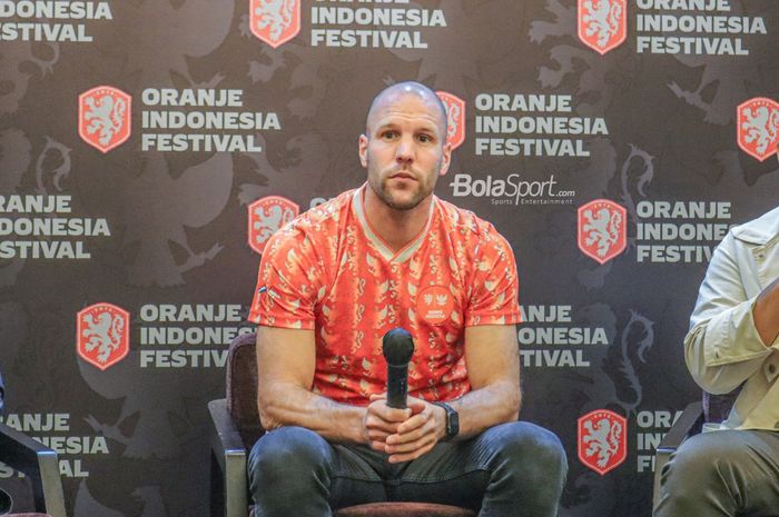 Mantan pemain timnas Belanda, Ron Vlaar, saat jumpa pers Oranje Indonesia Festival di Hotel Fairmont, Senayan, Jakarta, 24 November 2022.