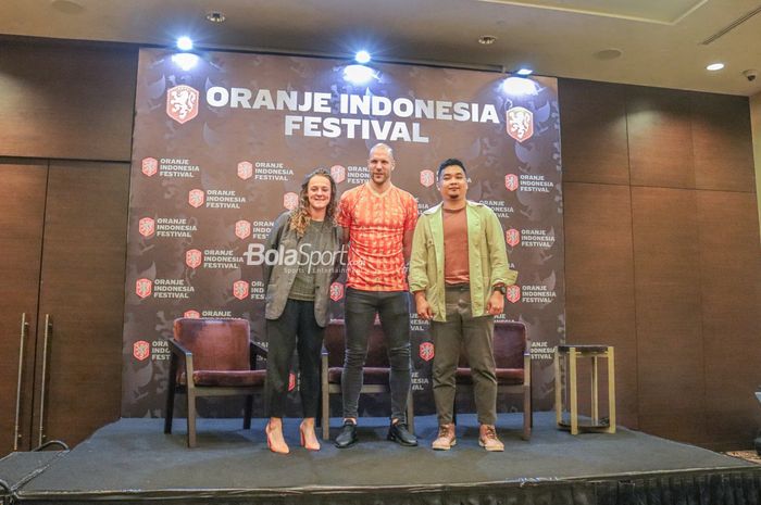 Kepala Strategi Pemasaran International KNVB, Ilja Dijkstra (kiri) dan mantan pemain timnas Belanda, Ron Vlaar (tengah), sedang berfoto bersama pada acara Oranje Indonesia di Hotel Fairmont, Senayan, Jakarta, 24 November 2022.