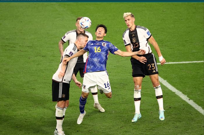 Momen duel antara bek timnas Jepang, Takehiro Tomiyasu dengan para pemain timnas Jerman pada laga Grup E Piala Dunia 2022.