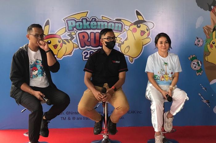 Corporate Public Relations AKG Entertainment Dionisius Wisnu N (kiri), Race Director Satrio Guardian (tengah) dan Runner Enthusiat, Debbi Melia (kanan) pada saat konferensi pers  Pokemon Run 2022 di kawasan Senayan, Jakarta Selatan, Kamis (24/11/2022).