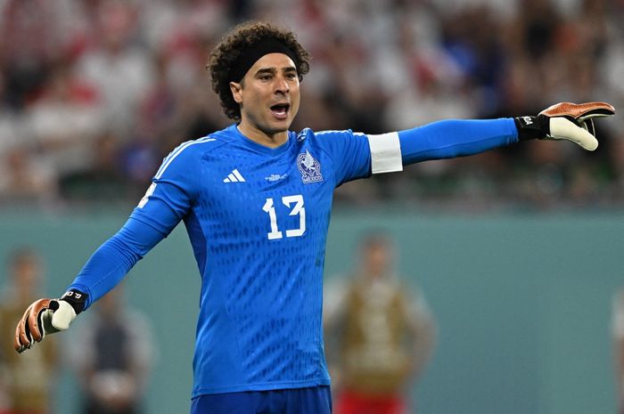 Guillermo Ochoa saat membela timnas Meksiko hadapi Polandia di Piala Dunia 2022 (22/11/2022).