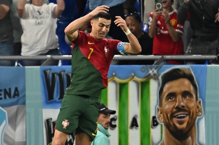 Penyerang sekaligus kapten timnas Portugal, Cristiano Ronaldo berselebrasi usai mencetak gol ke gawang timnas Ghana pada Piala Dunia 2022. Rekor Ronaldo sejauh ini belum terlewati oleh Marta dan Christine Sinclair di Piala Dunia Wanita 2023.