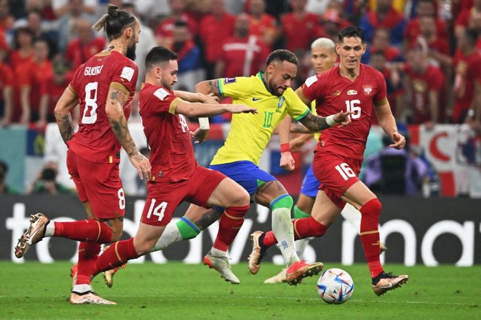 Pemain Serbia, Andrija Zivkovic (kedua dari kiri) berebut bola dengan pemain Brasil, Neymar (kedua dari kanan) saat kedua tim bersua pada pertandingan Grup G Piala Dunia 2022 di Stadion Lusail, Qatar, Jumat  (25/11/2022)