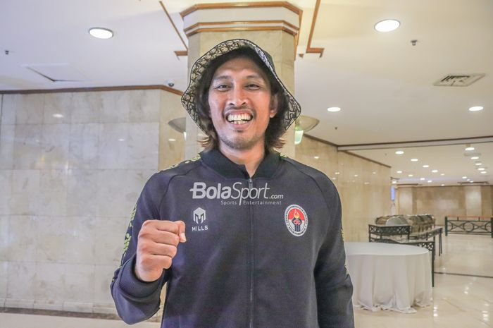 Mantan pemain timnas Indonesia, Budi Sudarsono, tampak sedang berfoto pose  di Hotel Grand Sahid Jaya, Jakarta Pusat, 25 November 2022.