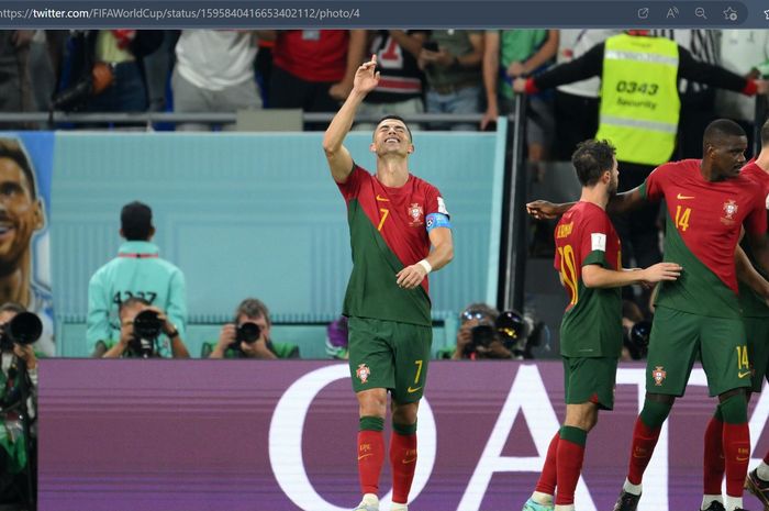 Kapten timnas Portugal, Cristiano Ronaldo, merayakan gol ke gawang timnas Ghana dalam matchday 1 Grup H Piala Dunia 2022 di Stadion 974, Kamis (24/11/2022).