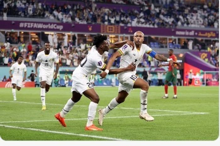 Andrew Ayew (kanan), mencetak gol pertama tim Afrika di Piala Dunia 2022 saat Ghana dikalahkan Portugal 2-3 di Grup H, Kamis (24/11/2022) di Stadium 974, Doha.