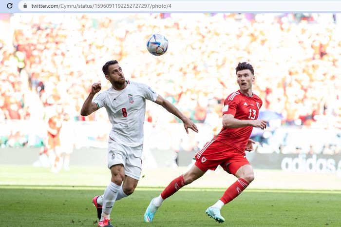 Aksi bek tengah timnas Iran, Morteza Pouraliganji (8), bersama Kieffer Moore dari timnas Wales pada laga grup B Piala Dunia 2022 di Stadion Ahmed bin Ali, Jumat (25/11/2022).