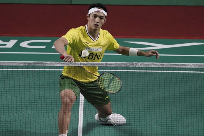 Pebulu tangkis tunggal putra Indonesia, Jonatan Christie, bertanding pada turnamen Bright Up Cup 2022 di Tennis Indoor Senayan, Jakarta, Kamis (10/11/2022).