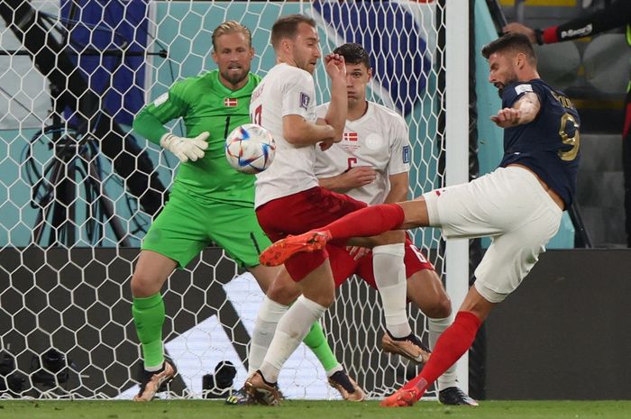 Striker timnas Prancis, Olivier Giroud, melepaskan tendangan ke gawang timnas Denmark dalam laga Grup D Piala Dunia 2022 di Stadion 974, Sabtu (25/11/2022).