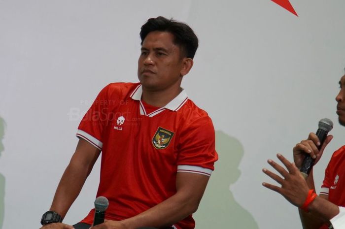 Legenda timnas Indonesia, Ilham Jaya Kesuma dalam acara Trophy Tour AFF 2022 di Lippo Mall Puri, Kembangan, Jakarta Barat, Sabtu (26/11/2022).