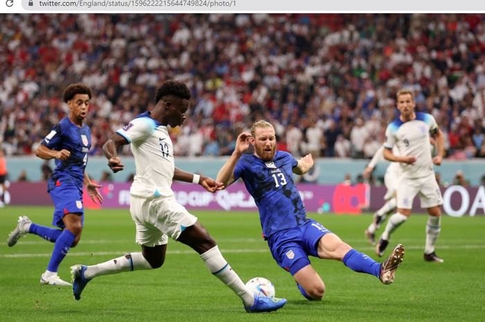 Bek tengah timnas Amerika Serikat, Tim Ream (baju biru), menghadang winger timnas Inggris, Bukayo Saka (baju putih), dalam matchday 2 babak penyisihan Grup B Piala Dunia 2022 di Al Bayt Stadium, Jumat (25/11/2022).