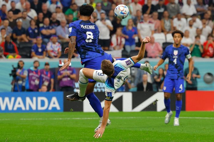 Striker timnas Inggris, Harry Kane, berduel dengan gelandang timnas Amerika Serikat, Weston McKennie, dalam laga Grup B Piala Dunia 2022 di Stadion Al Bayt, Jumat (25/11/2022).