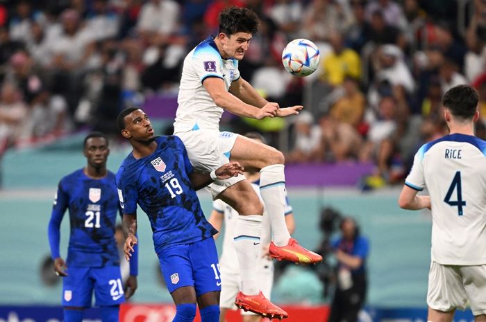 Bek timnas Inggris, Harry Maguire, memenangi perebutan bola dengan striker timnas Amerika Serikat, Haji Wright, dalam laga Grup B Piala Dunia 2022 di Stadion Al Bayt, Jumat (25/11/2022).