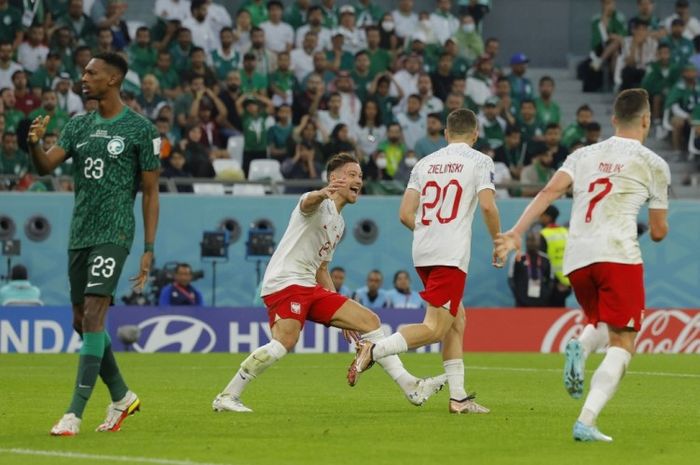 Pemain Polandia, Piotr Zielinski, merayakan golnya ke gawang Arab Saudi pada penyisihan grup Piala Dunia 2022.