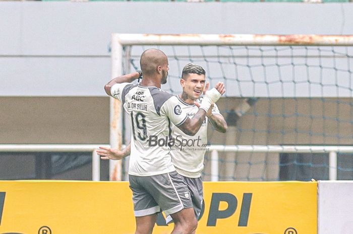 Striker Persib Bandung, David da Silva (kiri), tampak sedang menyambut rekannya bernama Ciro Alves (kanan) yang mampu mencetak gol dalam laga uji coba di Stadion Pakansari, Bogor, Jawa Barat, 27 November 2022.