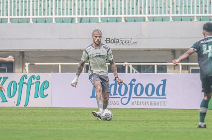 Striker Persib Bandung, David da Silva, sedang menguasai bola dalam laga uji coba di Stadion Pakansari, Bogor, Jawa Barat, 27 November 2022.