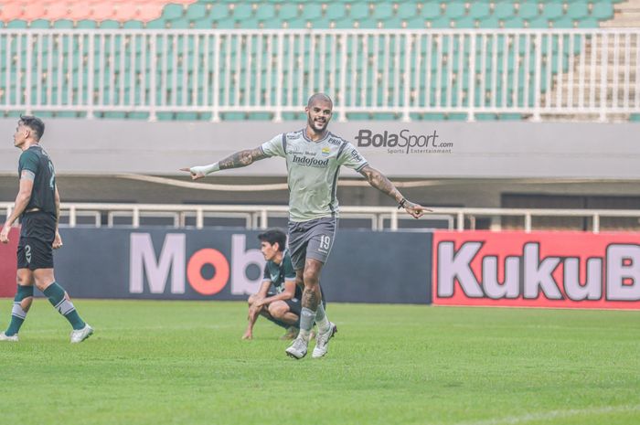 Striker Persib Bandung, David da Silva, tampak sedang melakukan selebrasi seusai mencetak gol dalam laga uji coba di Stadion Pakansari, Bogor, Jawa Barat, 27 November 2022.